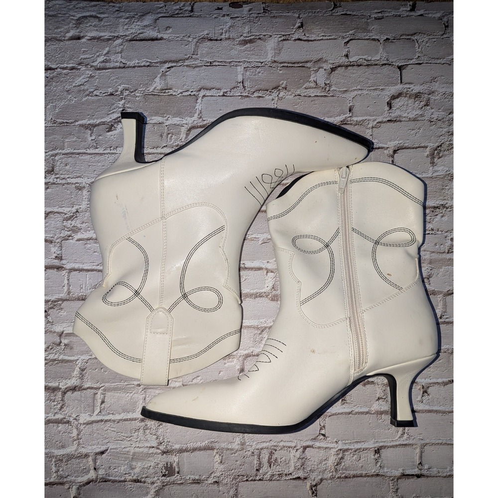Universal Thread Women Cream Faux Leather Western Kitten Heel Ankle Boots Size 9